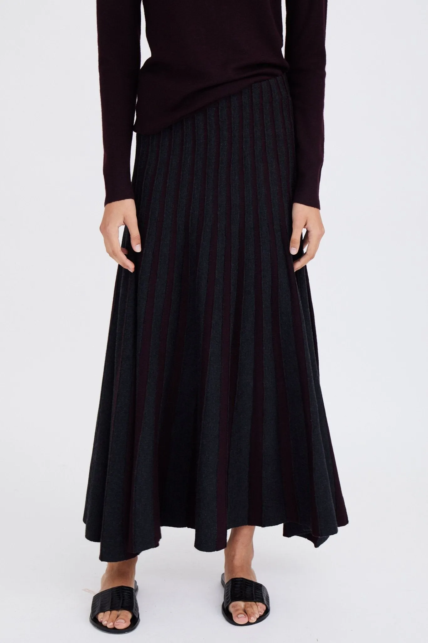 MADISON LONG PLEATED TWO-TONE SKIRT IN FINE MERINO KNIT